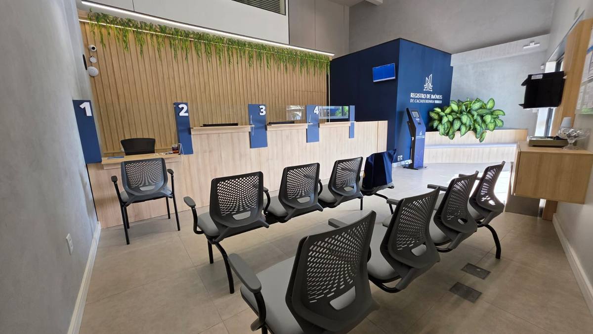 Sala de espera com cadeiras e os guichês de atendimento numerados de 1 a 4